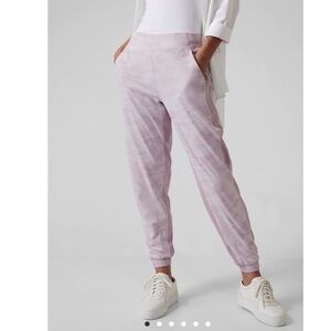 ATHLETA BROOKLYN LINED CAMO JOGGER IN CAMO LUX SHASTA PURPLE SIZE 12